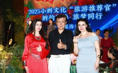 娇妻被朋友在客厅呻吟动漫